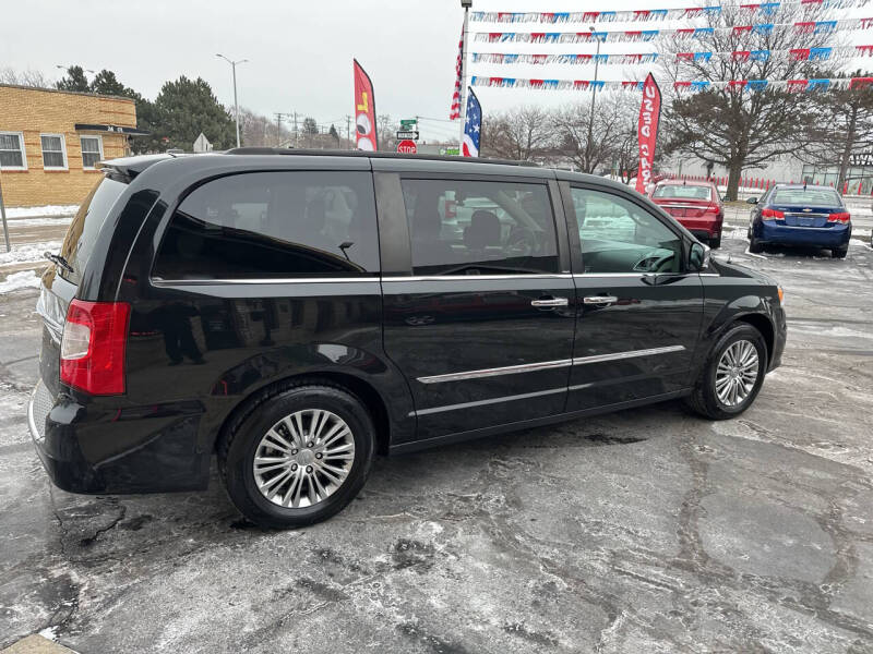 2014 Chrysler Town and Country Touring-L