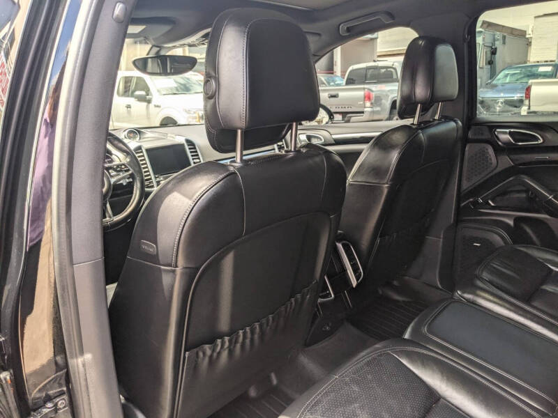2017 Porsche Cayenne Platinum Edition