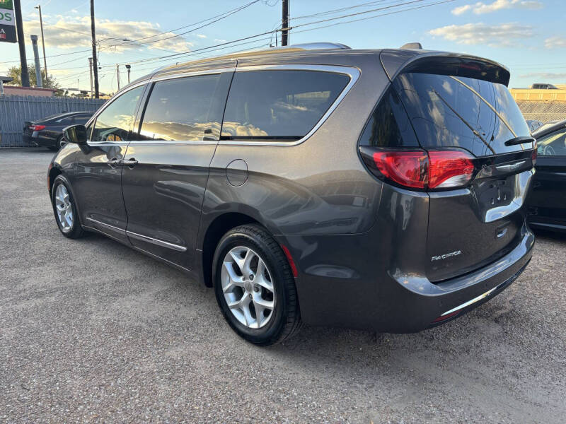 2017 Chrysler Pacifica Touring-L Plus