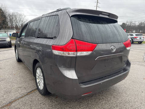 2012 Toyota Sienna XLE 7-Passenger Auto Access Seat