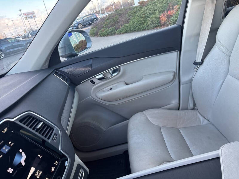 2020 Volvo XC90 T6 Momentum 6-Passenger
