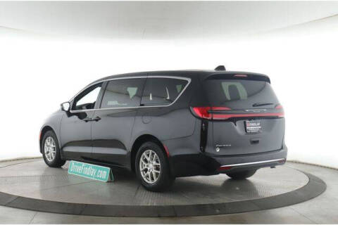 2027 Chrysler Pacifica Select
