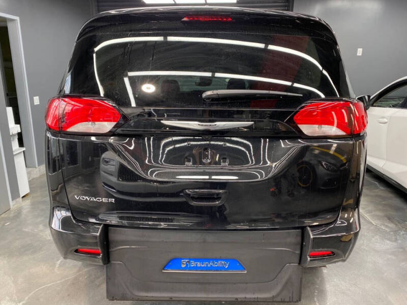 2023 Chrysler Voyager LX