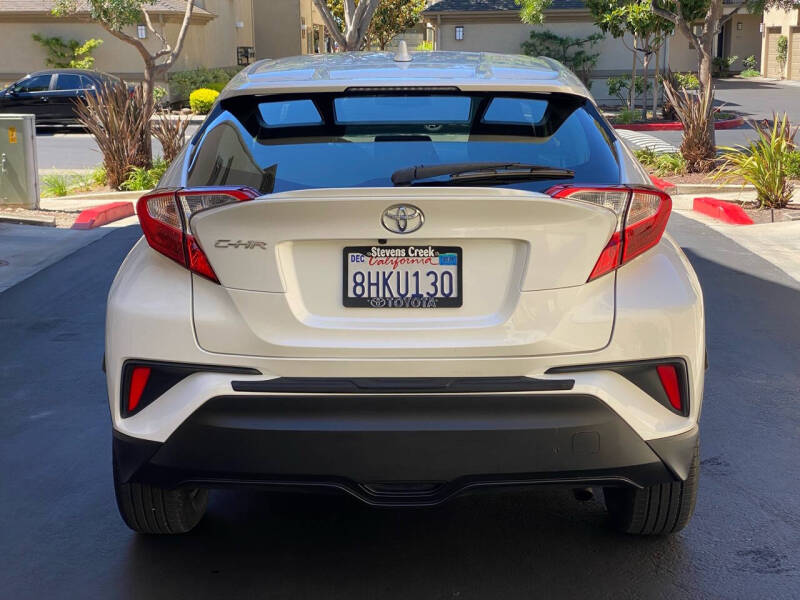 2019 Toyota C-HR LE photo 8