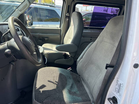 2003 Ford E-Series E-150 Base