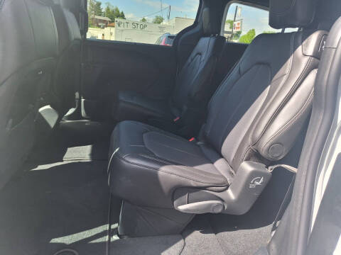 2027 Chrysler Pacifica Select