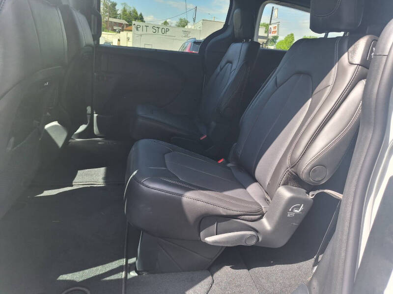 2027 Chrysler Pacifica Select
