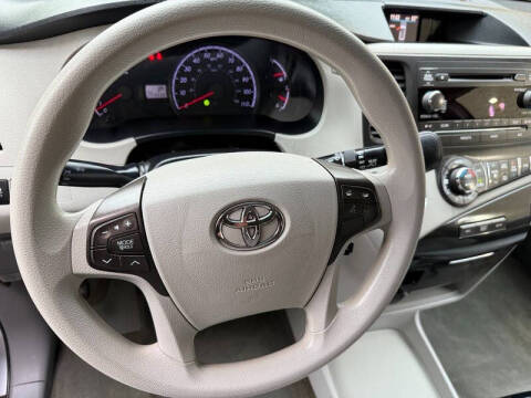 2013 Toyota Sienna LE 8-Passenger