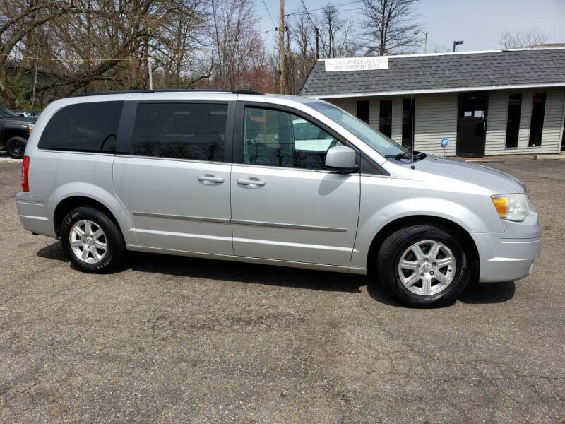 2009 Chrysler Town and Country for sale at MEDINA WHOLESALE LLC in Wadsworth OH