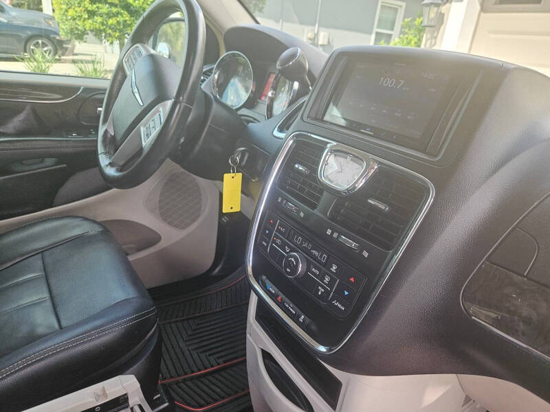 2016 Chrysler Town and Country Touring