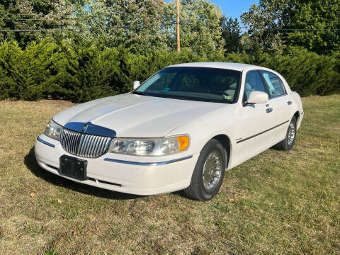 2000 Lincoln Town Car for sale at PUTNAM AUTO SALES INC in Marietta OH