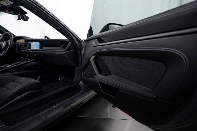 2025 Porsche 911 Carrera 4 GTS