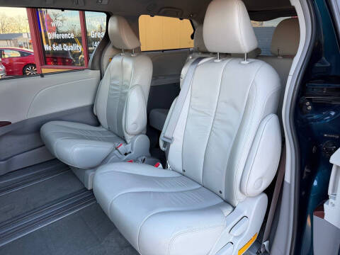 2011 Toyota Sienna XLE 7-Passenger Auto Access Seat
