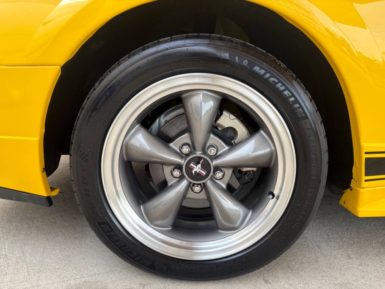 2004 Ford Mustang 21