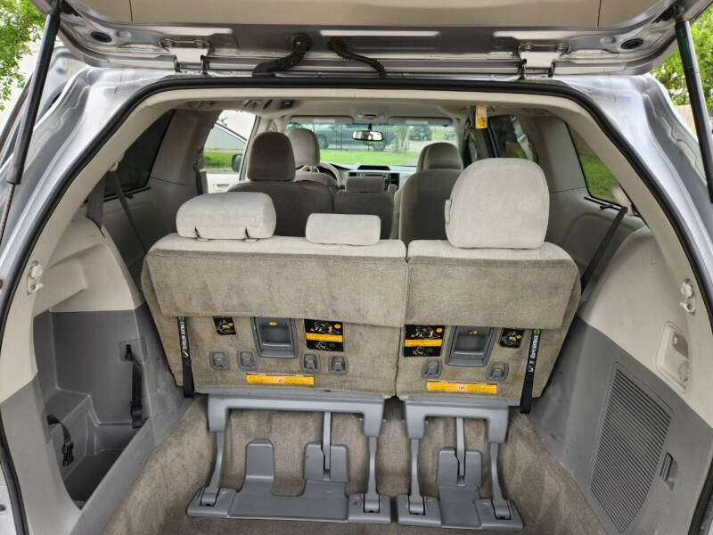 2013 Toyota Sienna L photo 27