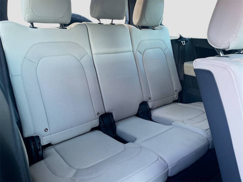 2023 Land Rover Defender 130 SE