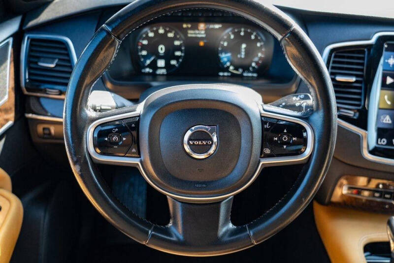 2017 Volvo XC90 T6 Momentum