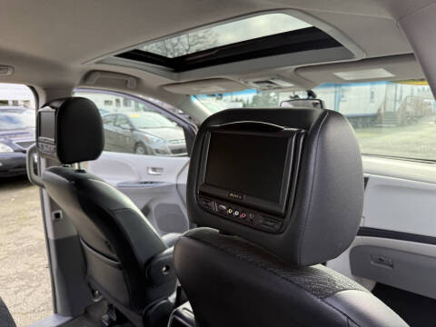 2013 Toyota Sienna SE 8-Passenger