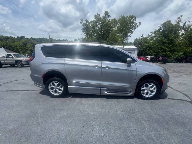 2017 Chrysler Pacifica Touring-L