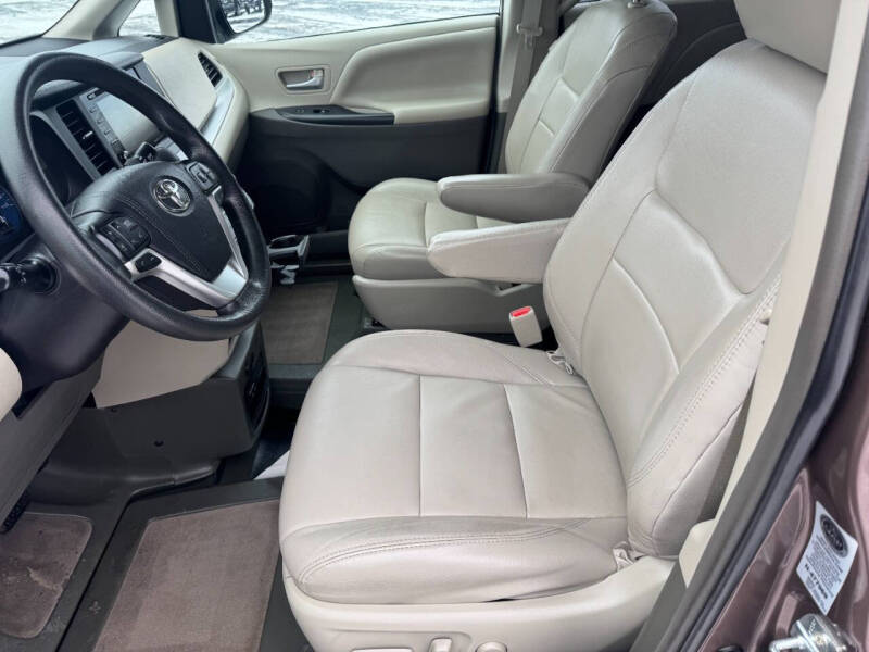 2018 Toyota Sienna LE Mobility 7-Passenger