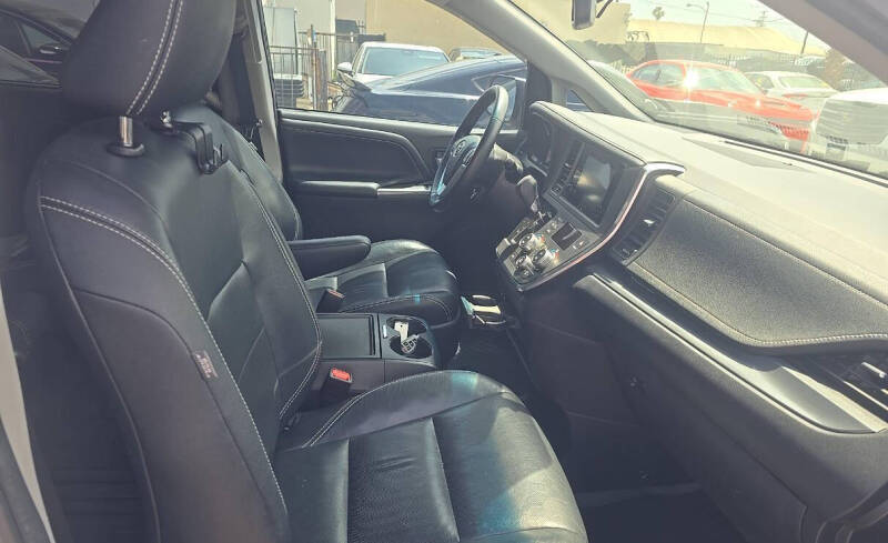 2017 Toyota Sienna SE 8-Passenger