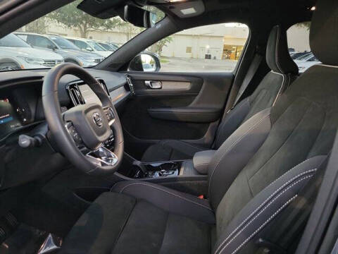 2023 Volvo XC40 B5 Plus Dark Theme