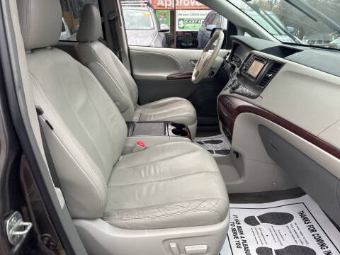 2012 Toyota Sienna XLE 7-Passenger Auto Access Seat