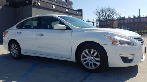 2015 Nissan Altima for sale at Julian Auto Sales in Warren MI
