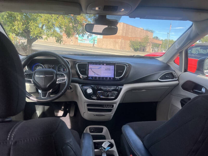 2022 Chrysler Voyager LX