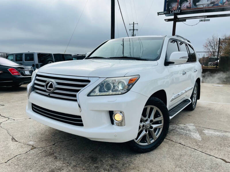 Lexus LX's photo