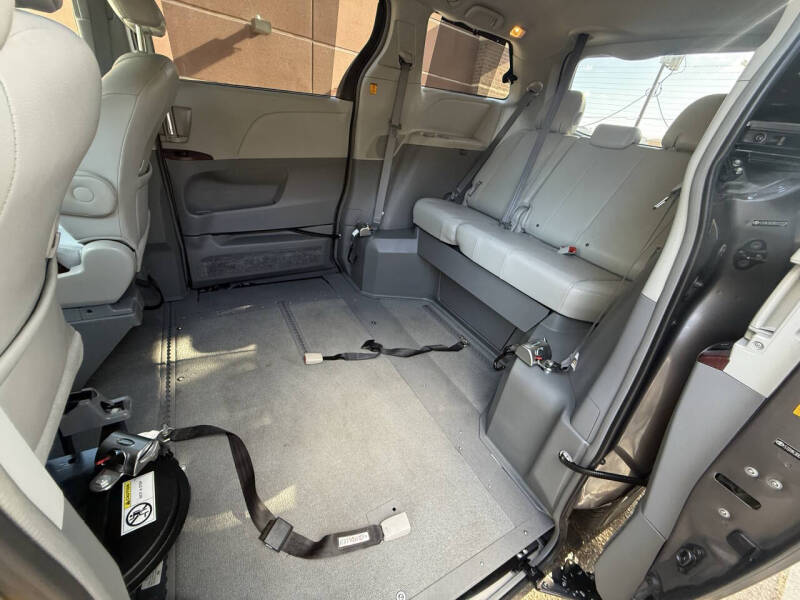 2013 Toyota Sienna XLE Mobility 7-Passenger