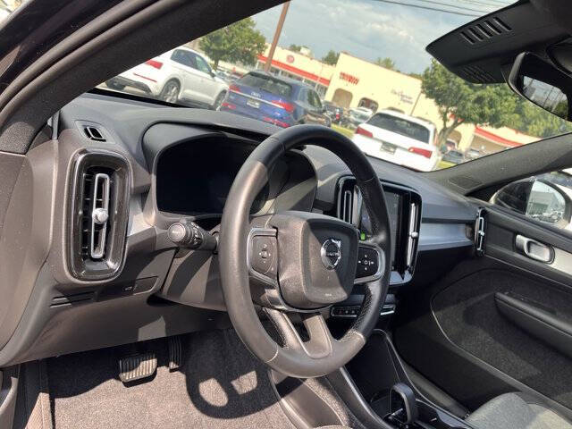 2025 Volvo XC40 B5 Core Bright Theme