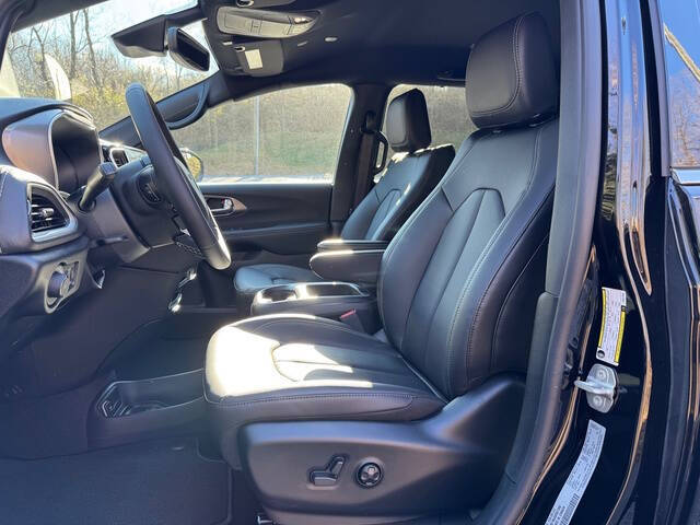 2025 Chrysler Pacifica Select