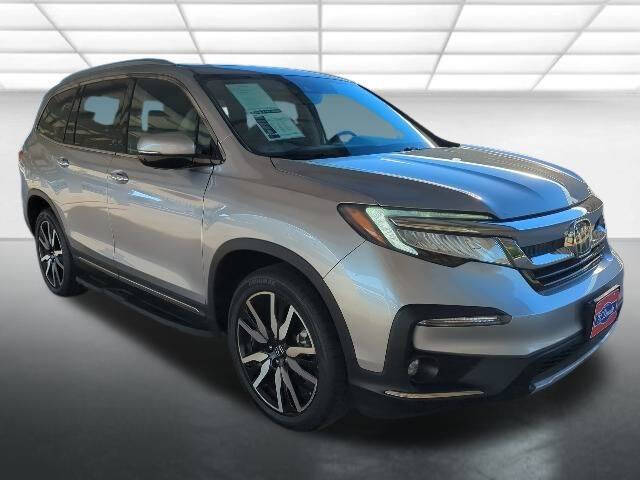 2022 Honda Pilot Touring w/Rear Captain's Chairs