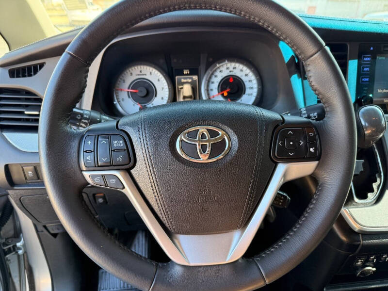 2017 Toyota Sienna SE 8-Passenger