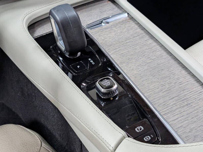 2025 Volvo XC60 B5 Plus Dark Theme