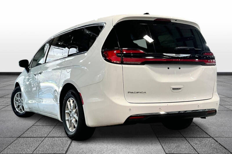Used 2023 Chrysler Pacifica Touring L with VIN 2C4RC1BG5PR624844 for sale in Bluefield, WV