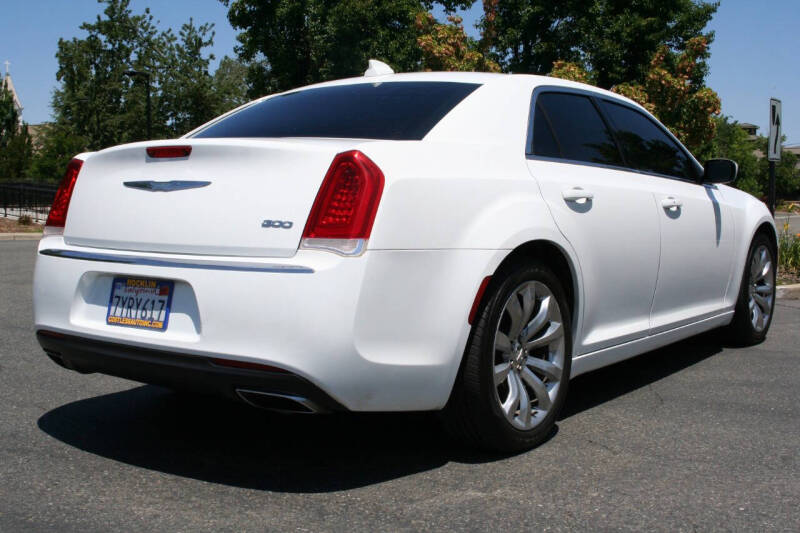 2017 Chrysler 300 Limited