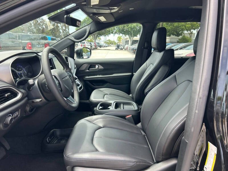 2027 Chrysler Pacifica LX