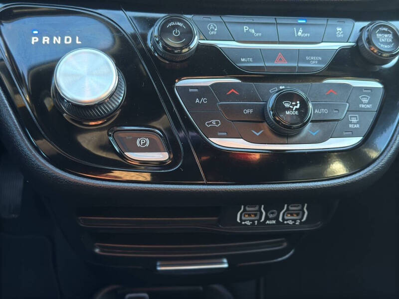 2025 Chrysler Voyager LX