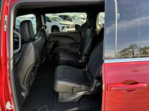 2027 Chrysler Pacifica Select