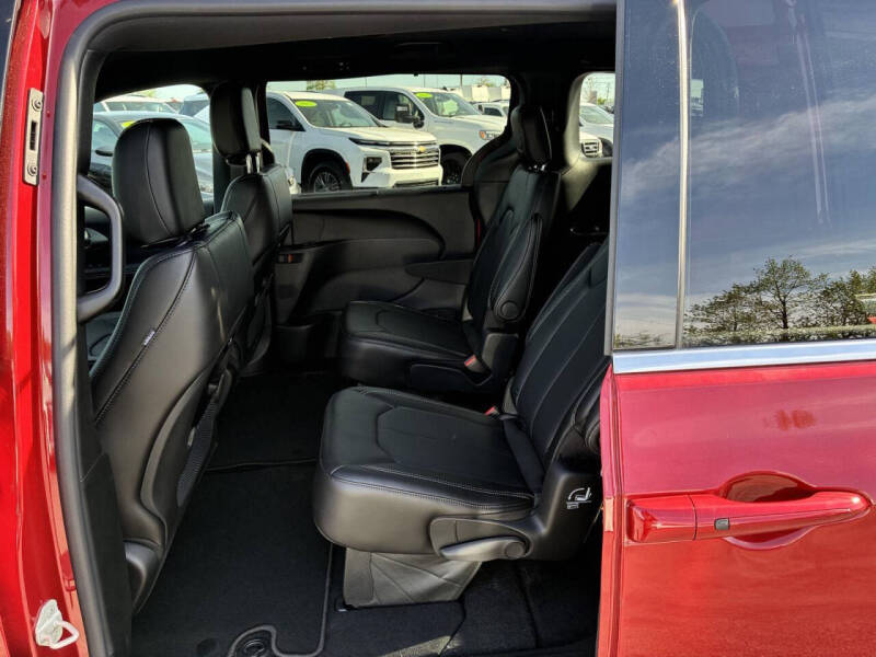 2027 Chrysler Pacifica Select