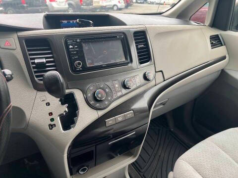 2012 Toyota Sienna LE 7-Passenger
