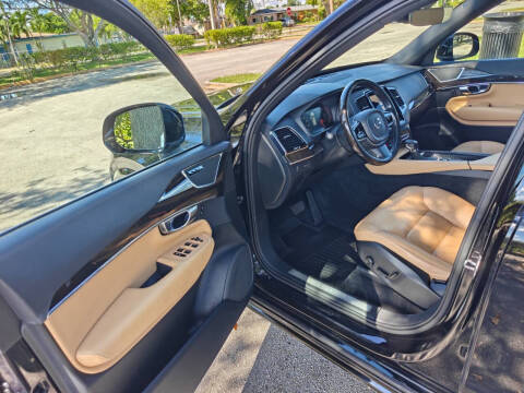 2017 Volvo XC90 T6 Momentum