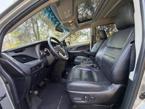 2017 Toyota Sienna SE Premium 8-Passenger