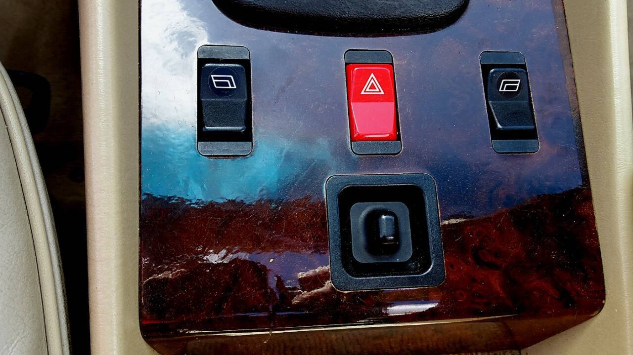 1985 Mercedes-Benz 380-Class 36