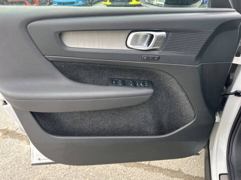 2025 Volvo XC40 B5 Plus Dark Theme