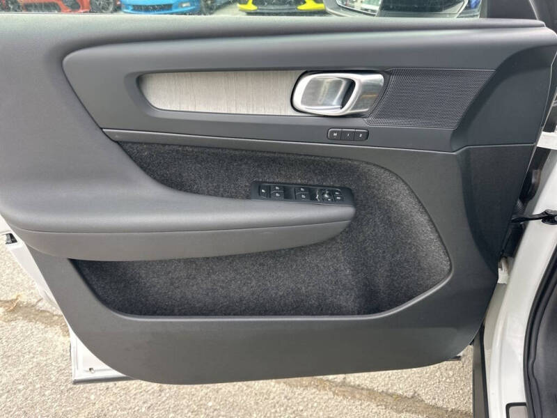 2025 Volvo XC40 B5 Plus Dark Theme