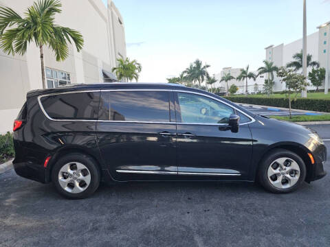 2017 Chrysler Pacifica Touring-L Plus