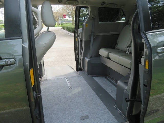 2014 Toyota Sienna LE Mobility 7-Passenger